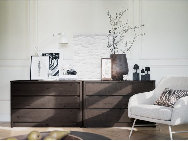 Komoda u dekoru hrasta u tamnoj prirodnoj boji 110x70x45 cm Melstone – Rowico