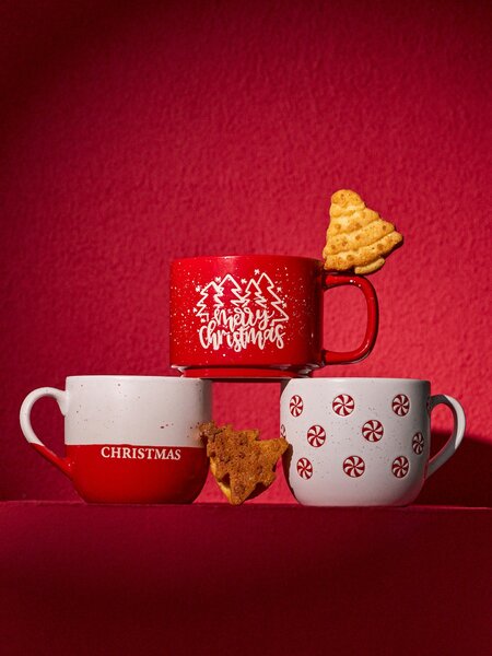 Sinsay - Božićna kamena šalica s natpisom „Merry Christmas“