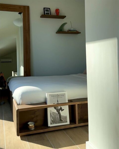 Smeđi bračni krevet od borovine s podnicom 180x200 cm Ziggy – Karup Design