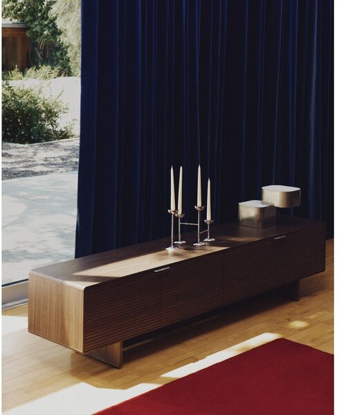 Tamno smeđa TV komoda u dekoru oraha 200x46x40 cm Norlen – Kave Home