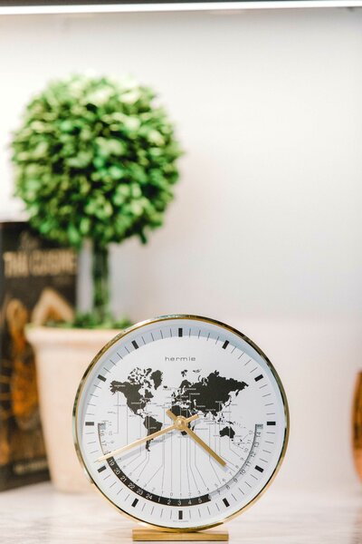 Stolni sat World Time