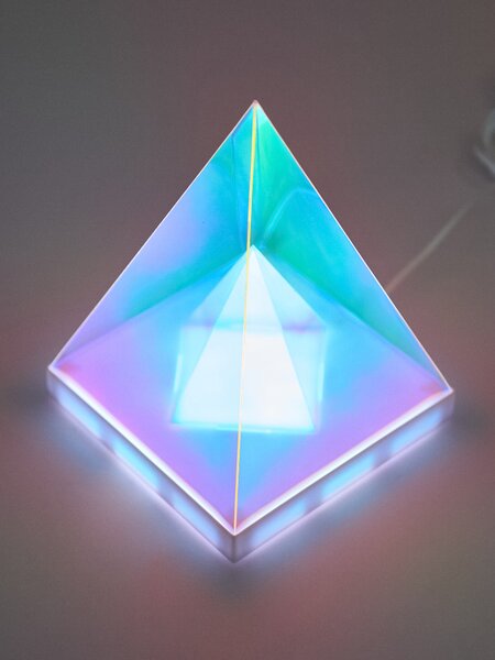 Sinsay - Dekorativna LED svjetiljka u obliku piramide