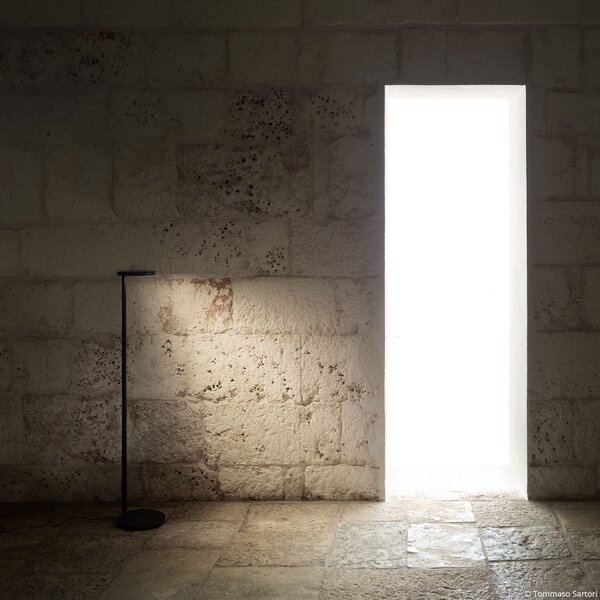 Podne Lampa Flos Architectural, Oblique Floor, prigušiv, Crno, Dnevna soba, Metal