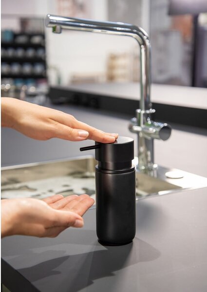 Crni keramički dozator za sapun Wenko Black Outdoor Kitchen Silo