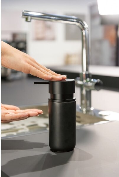 Crni keramički dozator za sapun Wenko Black Outdoor Kitchen Silo