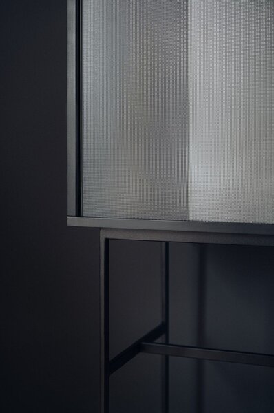 Crna vitrina s kliznim vratima 70x109x40 cm Lekko – noo.ma