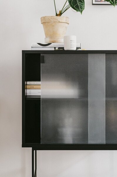 Crna vitrina s kliznim vratima 70x109x40 cm Lekko – noo.ma