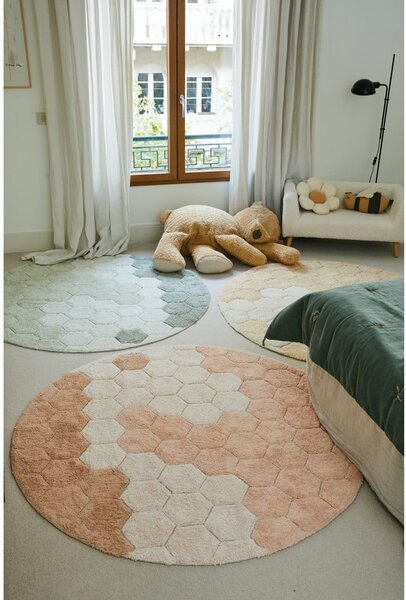Svijetlo ružičasti periv/ručno rađen pamučan okrugao tepih ø 140 cm Honeycomb Rose – Lorena Canals