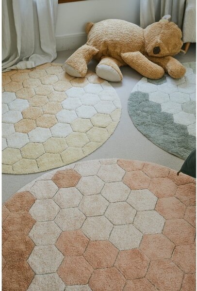 Svijetlo ružičasti periv/ručno rađen pamučan okrugao tepih ø 140 cm Honeycomb Rose – Lorena Canals