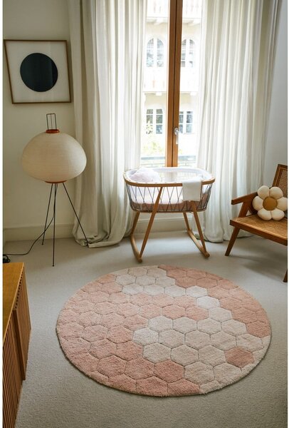 Svijetlo ružičasti periv/ručno rađen pamučan okrugao tepih ø 140 cm Honeycomb Rose – Lorena Canals