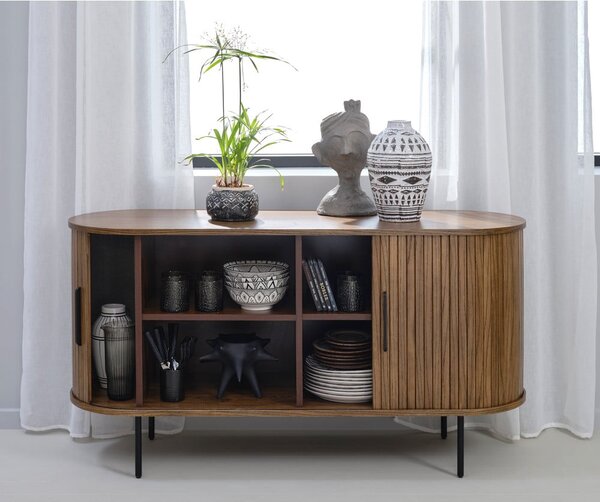 Smeđa niska komoda u dekoru hrasta s kliznim vratima 140x76 cm Nola – Unique Furniture