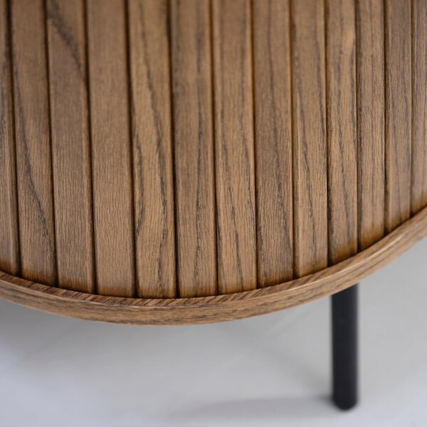 Smeđa niska komoda u dekoru hrasta s kliznim vratima 140x76 cm Nola – Unique Furniture