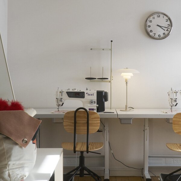 Louis Poulsen PH 3/2 stolna lampa, sjajna bež, Ø 28 cm, Bež, Dnevni boravak/blagovaonica, Staklo