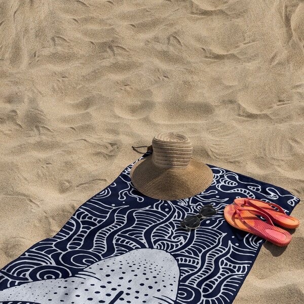 Tamnoplavi ručnik za plažu 90x180 cm Shark - DecoKing