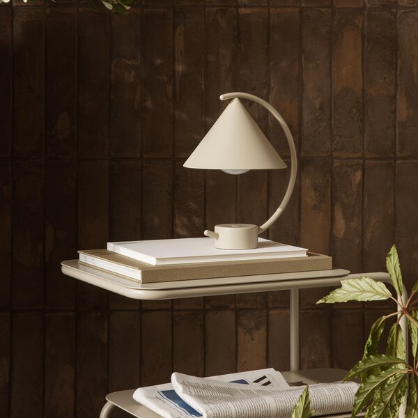 Stolne Lampa ferm LIVING, Meridian, prigušiv, Bež, Dnevna soba, Metal, Dizajn