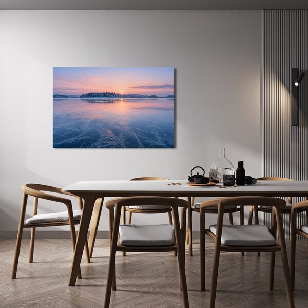 Slika zimsko jezero u svitanje
