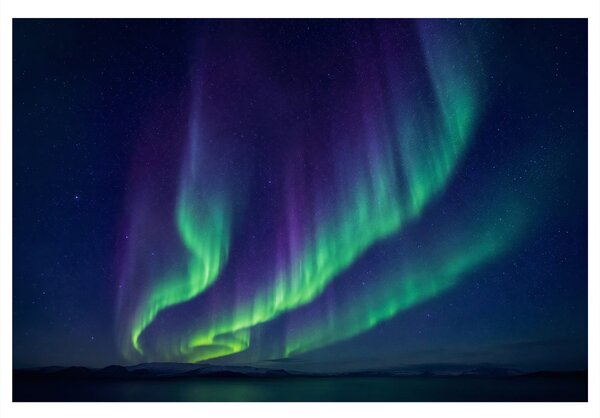Slika polarna svjetlost nad horizontom