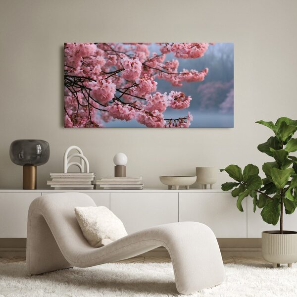 Slika rascvjetana sakura nad mirnom vodom