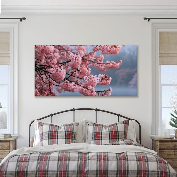 Slika rascvjetana sakura nad mirnom vodom
