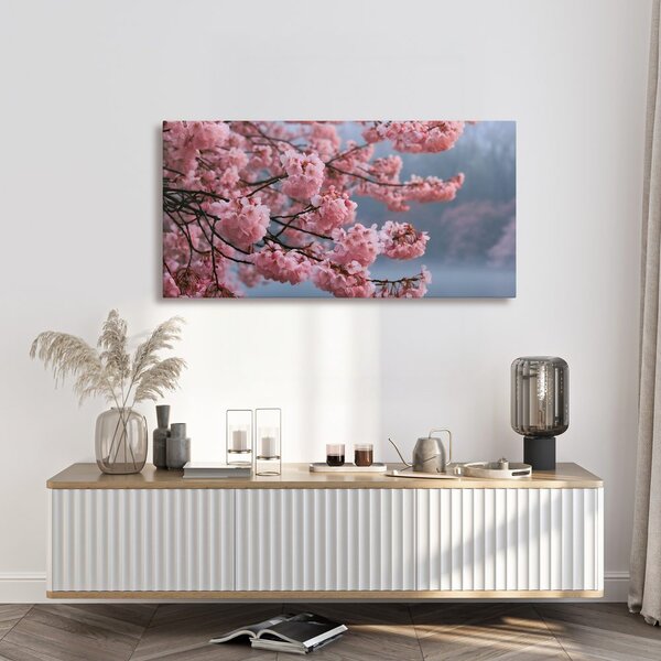 Slika rascvjetana sakura nad mirnom vodom