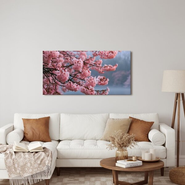 Slika rascvjetana sakura nad mirnom vodom