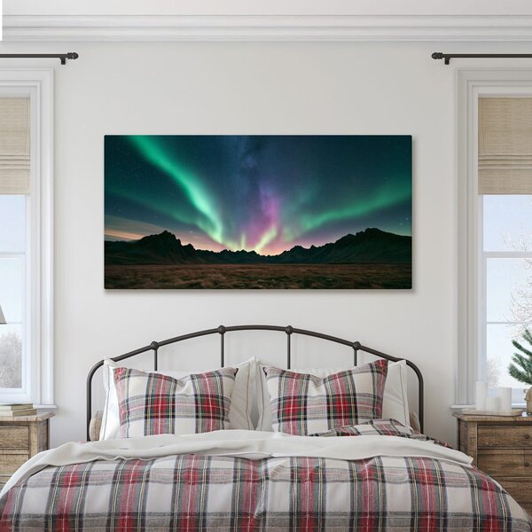 Slika šarena aurora nad krajolikom