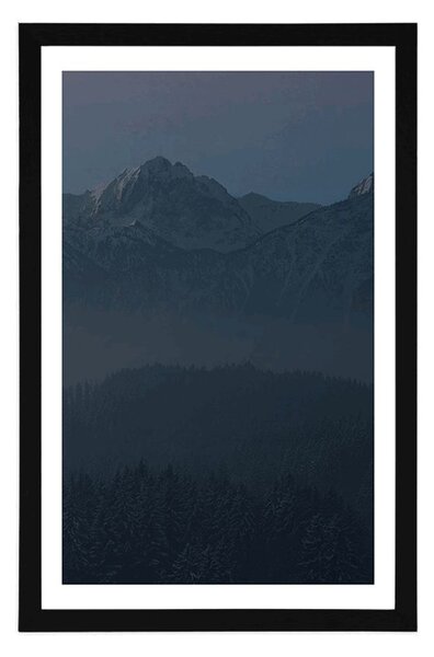 Plakat s paspartuom puni mjesec iznad planina