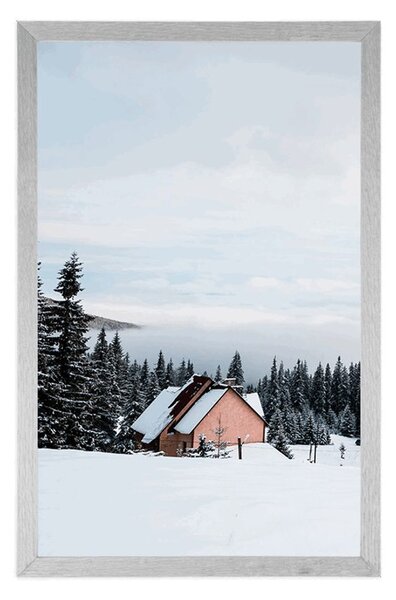 Plakat mala drvena vikendica u snježnom krajoliku
