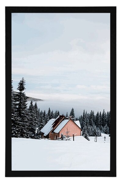 Plakat mala drvena vikendica u snježnom krajoliku