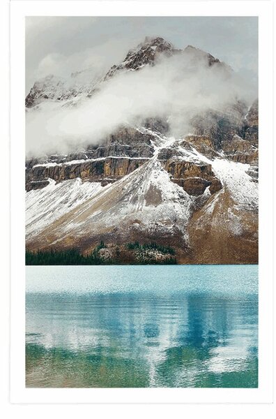 Plakat jezero blizu prekrasne planine