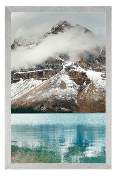 Plakat jezero blizu prekrasne planine