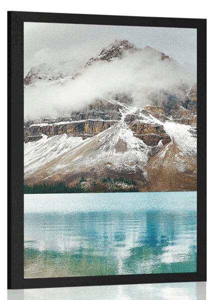 Plakat jezero blizu prekrasne planine