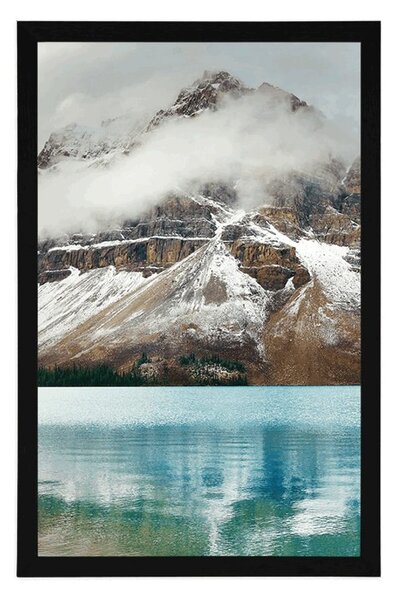 Plakat jezero blizu prekrasne planine