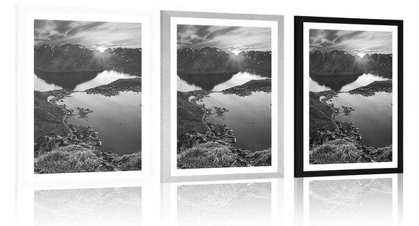 Plakat s paspartuom zadivljujuća planinska panorama sa zalaskom sunca u crno-bijelom dizajnu