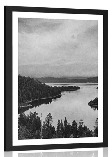 Plakat s paspartuom jezero pri zalasku sunca u crno-bijelom dizajnu