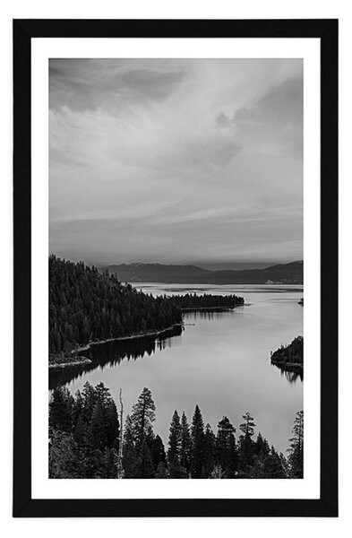 Plakat s paspartuom jezero pri zalasku sunca u crno-bijelom dizajnu