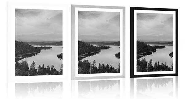 Plakat s paspartuom jezero pri zalasku sunca u crno-bijelom dizajnu