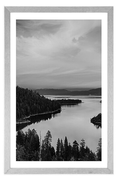 Plakat s paspartuom jezero pri zalasku sunca u crno-bijelom dizajnu