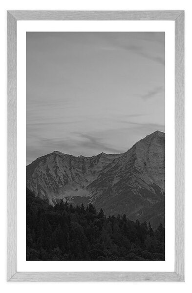 Plakat s paspartuom planine u crno-bijelom dizajnu