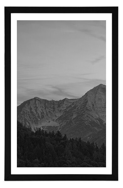 Plakat s paspartuom planine u crno-bijelom dizajnu