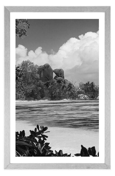 Plakat s paspartuom prekrasna plaža na otoku La Digue u crno-bijelom dizajnu