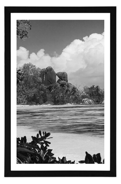 Plakat s paspartuom prekrasna plaža na otoku La Digue u crno-bijelom dizajnu