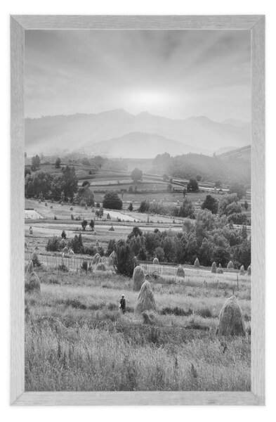 Plakat stogovi sijena u karpatskim planinama u crno-bijelom dizajnu