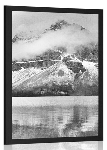 Plakat jezero blizu prekrasne planine u crno-bijelom dizajnu