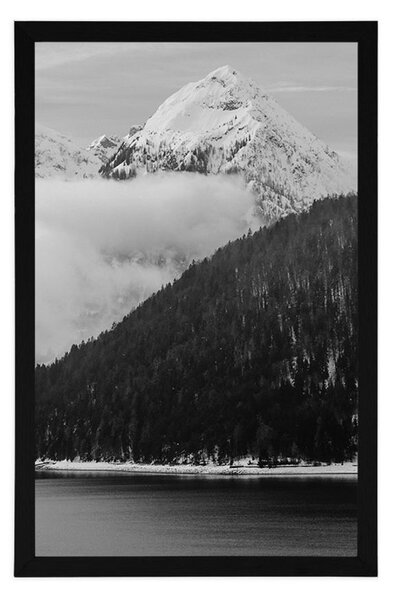 Plakat zimski krajolik u crno-bijelom dizajnu