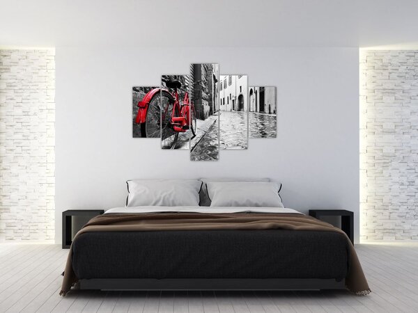 Slika rdečega kolesa na tlakovani ulici (150x105 cm)