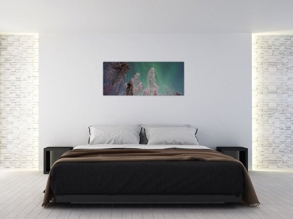 Slika polarne svjetlosti nad zaleđenim drvećem (120x50 cm)