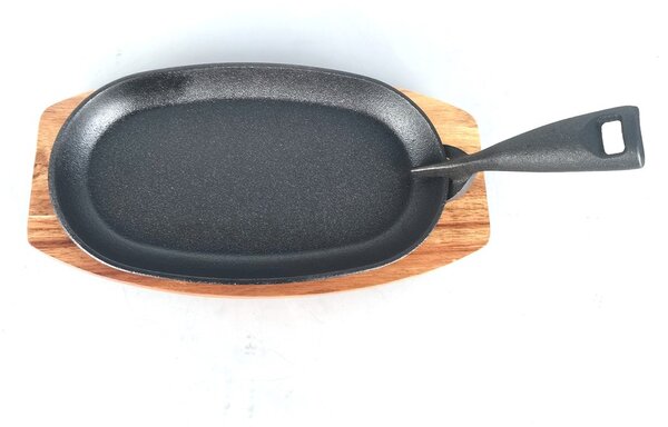 Grill King Cast Iron BBQ ovalna grill tavica s podloškom od drva agacije, 24 cm