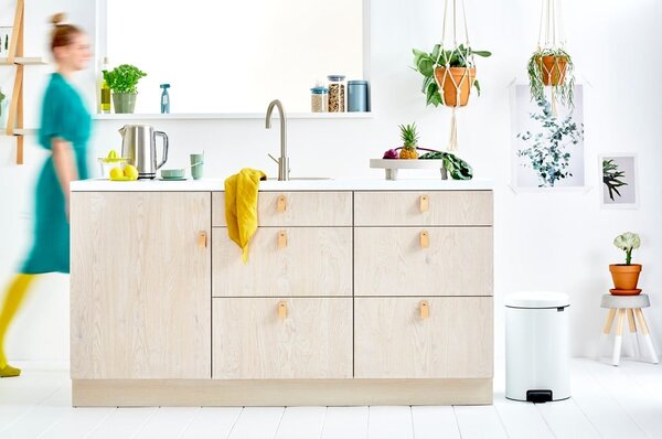 Bijela željezna kanta za smeće s pedalom 20 l NewIcon – Brabantia