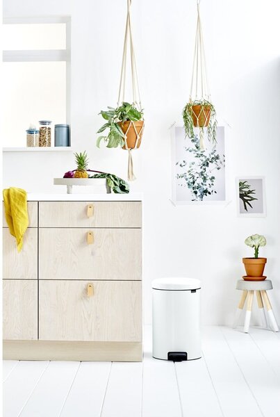 Bijela željezna kanta za smeće s pedalom 20 l NewIcon – Brabantia